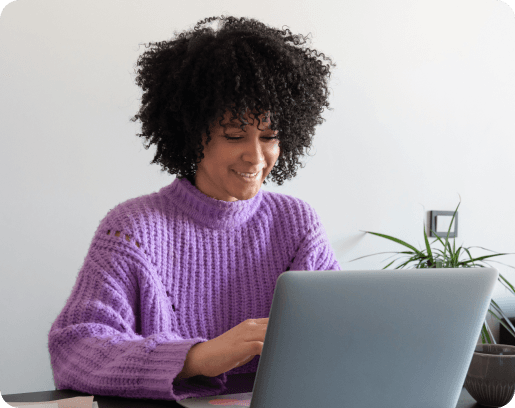 Responsable voyages affaires sur son ordinateur